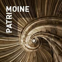 Vue en contre-plongée d’un escalier hélicoïdal