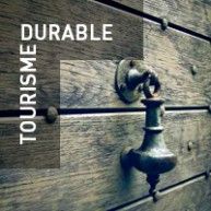 Heurtoir en métal sur une ancienne porte en bois
