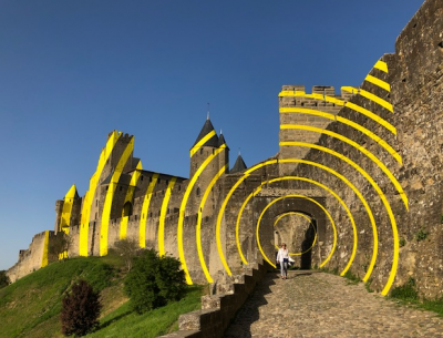 Intervention de Felice Varini à la Cité de Carcassonne